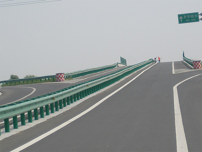 万宁高速公路护栏的材质与规格